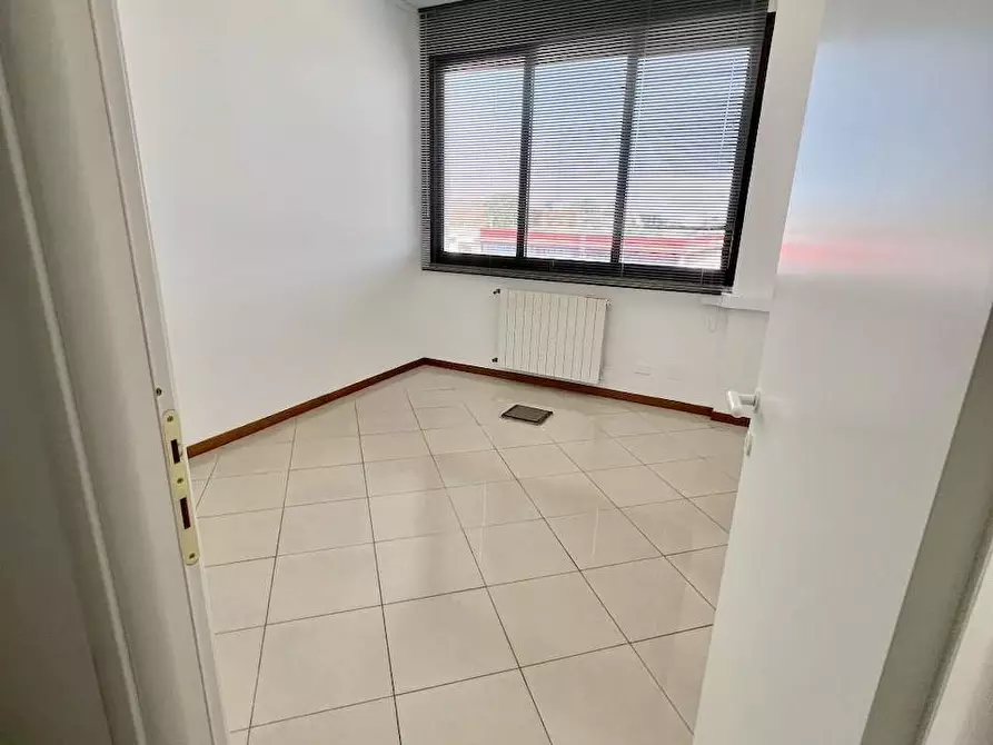 Immagine 7 di Ufficio in affitto  a Pisa