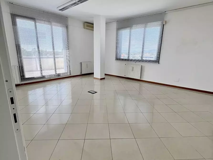 Immagine 13 di Ufficio in affitto  a Pisa