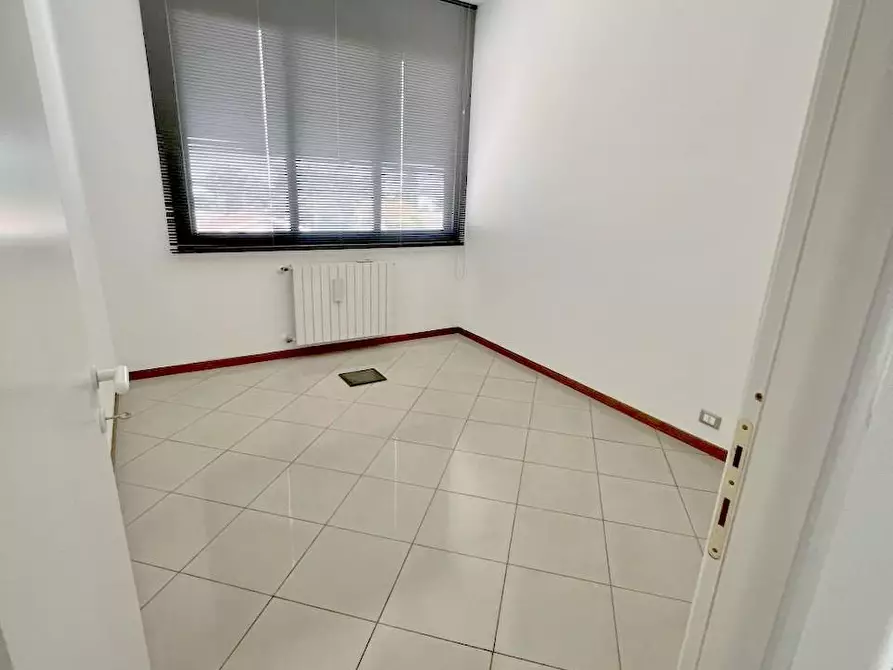 Immagine 6 di Ufficio in affitto  a Pisa