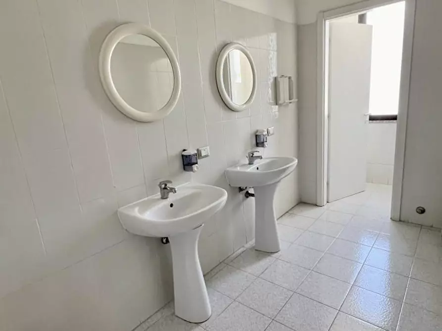 Immagine 12 di Ufficio in affitto  a Pisa