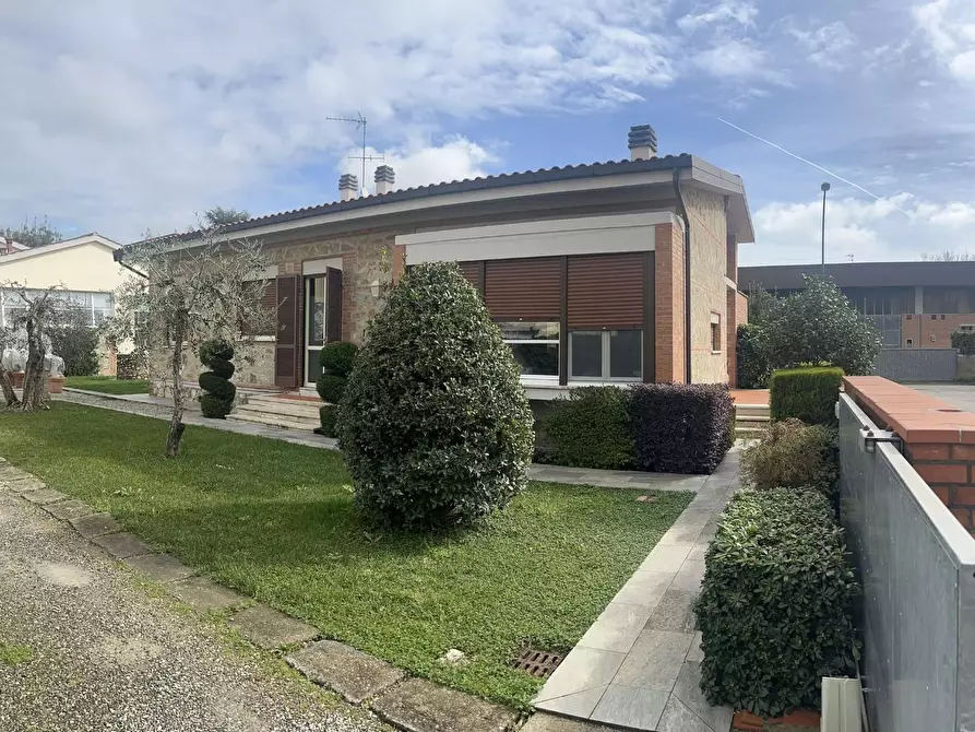 Immagine 1 di Villa in vendita  a Ponsacco