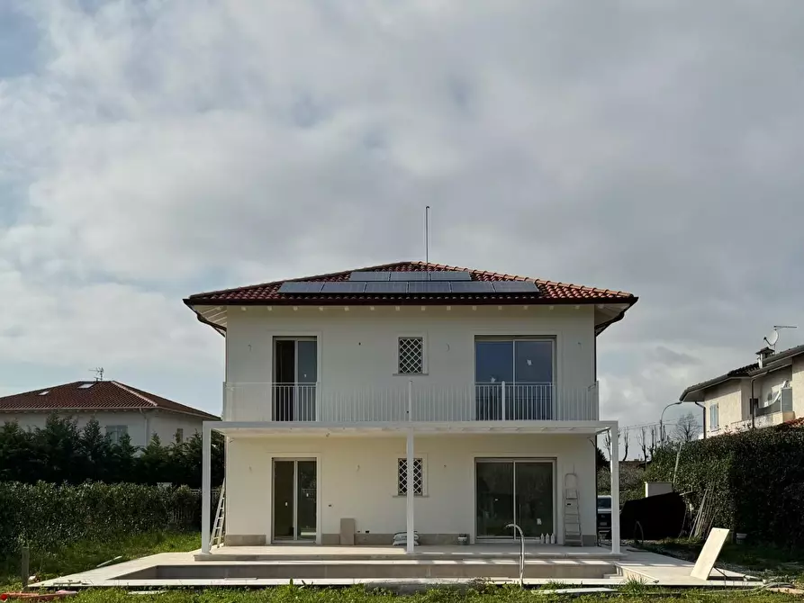 Immagine 2 di Villa in vendita  a Pietrasanta