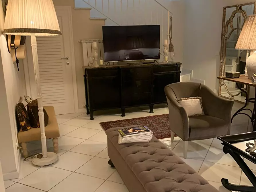 Immagine 2 di Casa trifamiliare in vendita  a Pietrasanta