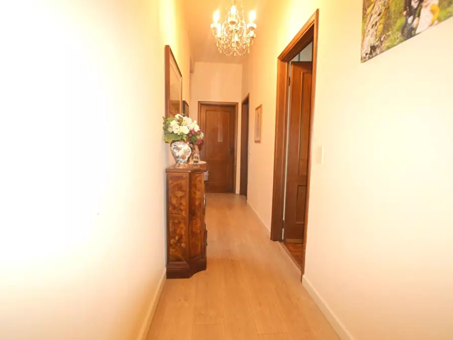 Immagine 8 di Appartamento in vendita  a Lucca