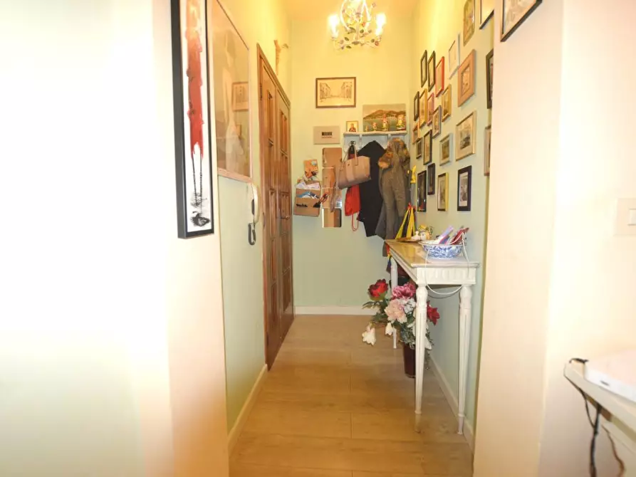 Immagine 2 di Appartamento in vendita  a Lucca