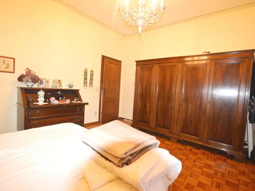 Immagine 10 di Appartamento in vendita  a Lucca