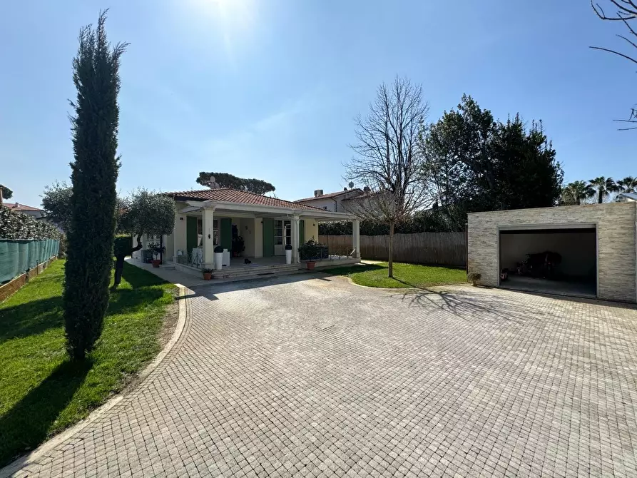 Immagine 1 di Villa in affitto  a Forte Dei Marmi