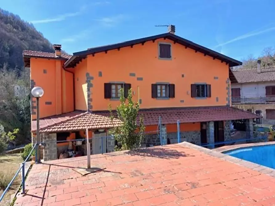 Immagine 1 di Casa colonica in vendita  a Fivizzano