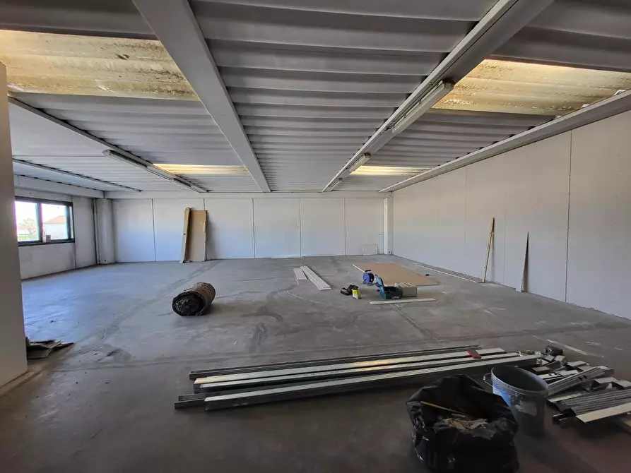 Immagine 3 di Ufficio in affitto  a Cascina