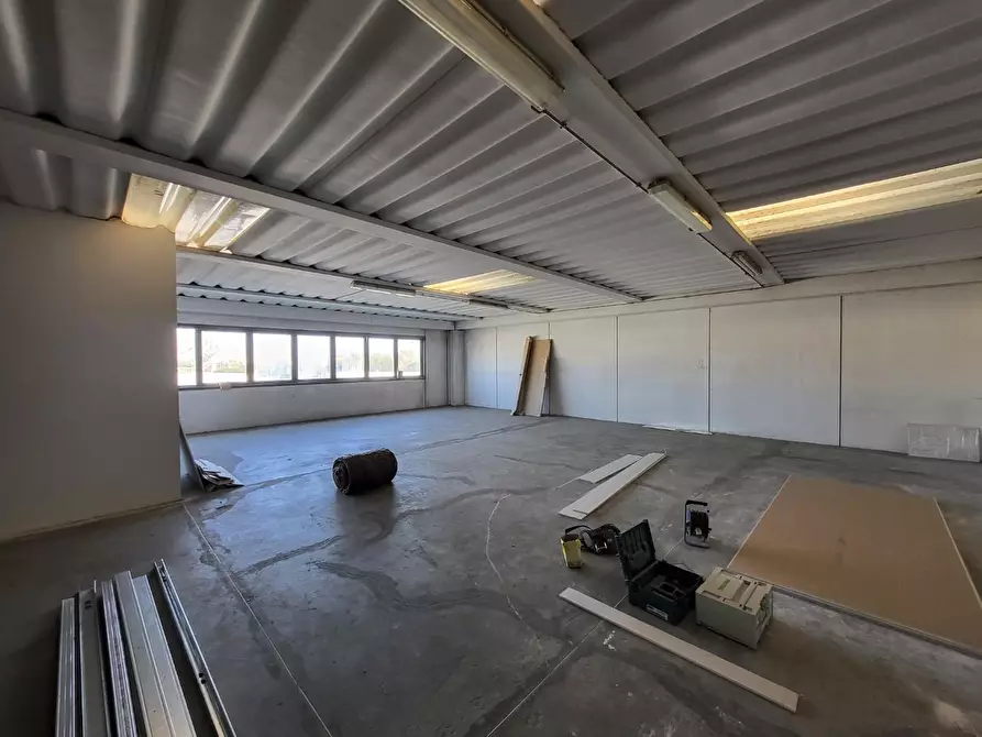 Immagine 2 di Ufficio in affitto  a Cascina