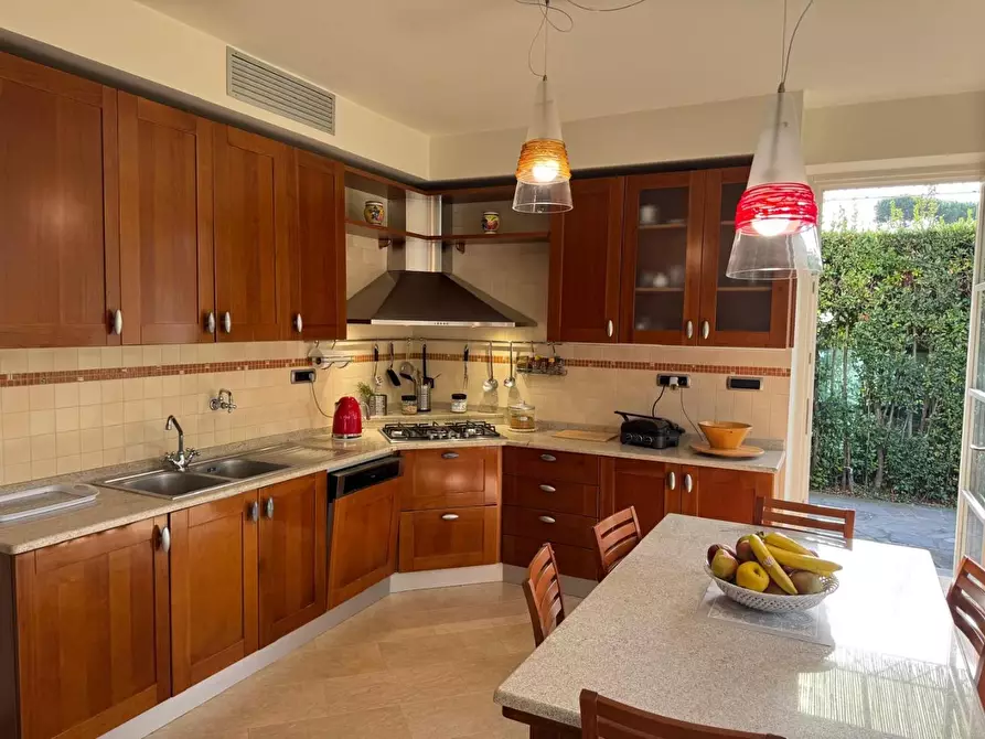 Immagine 14 di Villa in affitto  a Forte Dei Marmi