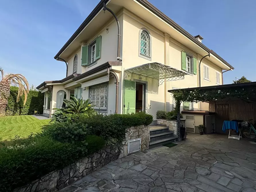 Immagine 2 di Villa in affitto  a Forte Dei Marmi