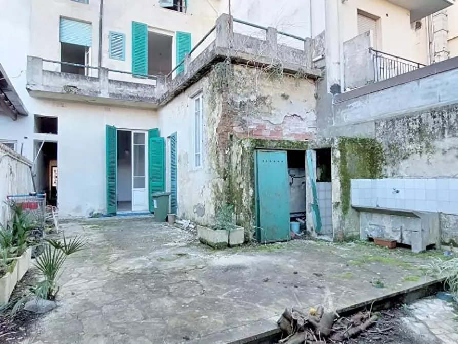 Immagine 25 di Villa in vendita  a Viareggio