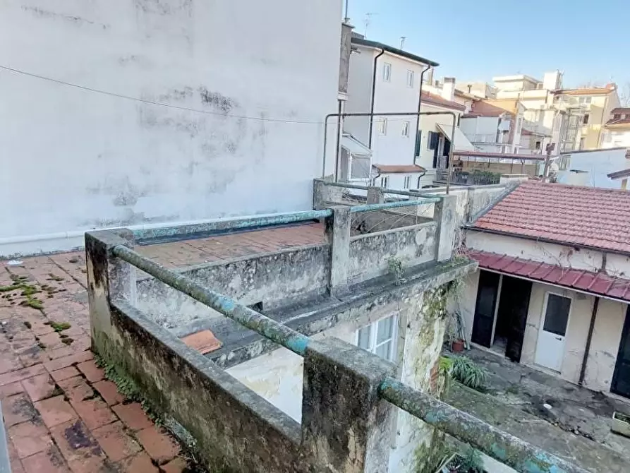 Immagine 45 di Villa in vendita  a Viareggio