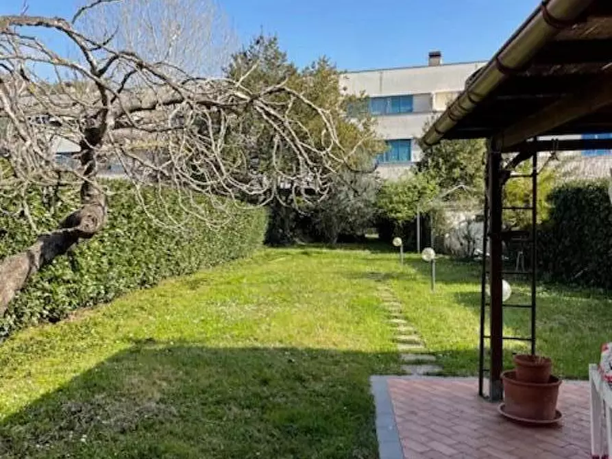 Immagine 1 di Casa bifamiliare in vendita  a Pisa