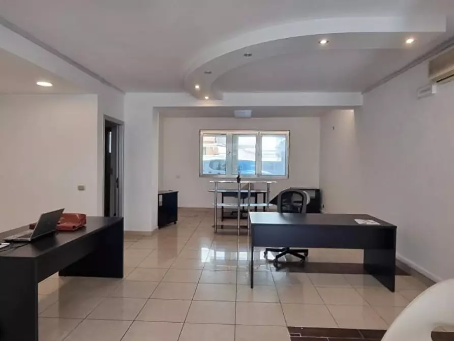 Immagine 4 di Negozio in vendita  a Camaiore