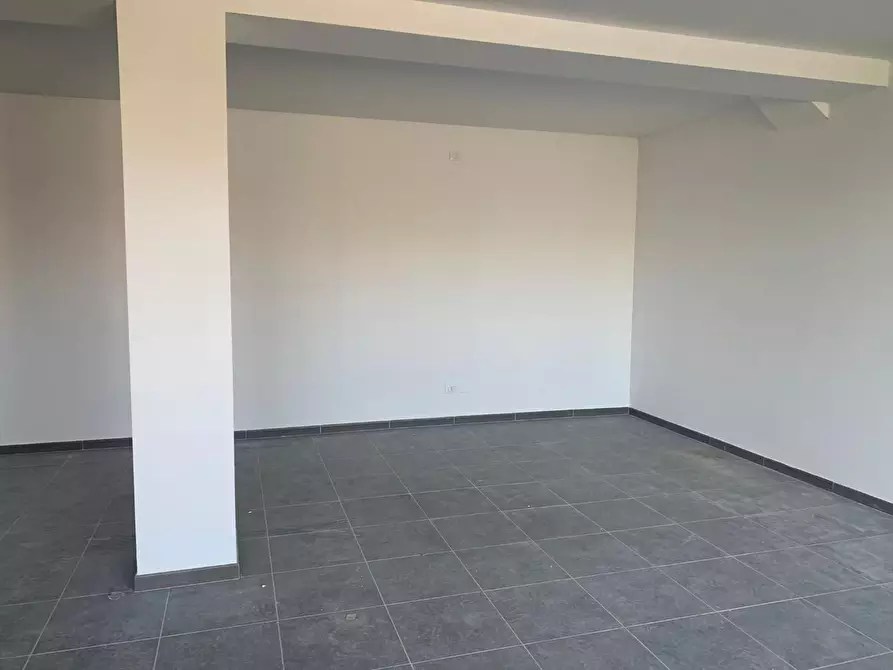 Immagine 19 di Ufficio in affitto  a Lucca