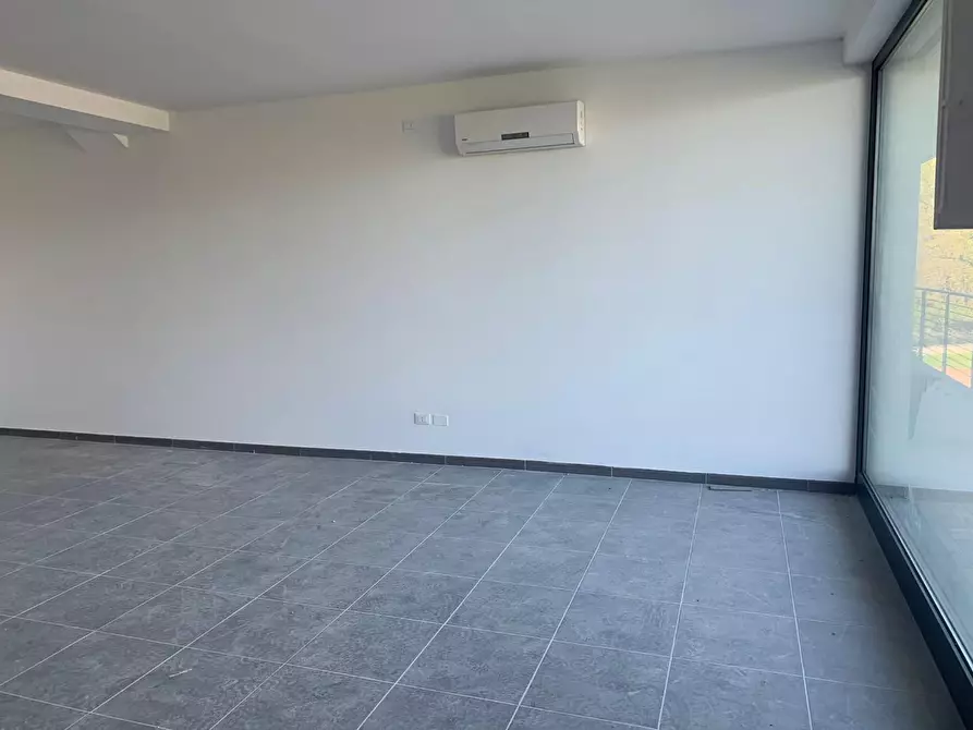 Immagine 17 di Ufficio in affitto  a Lucca