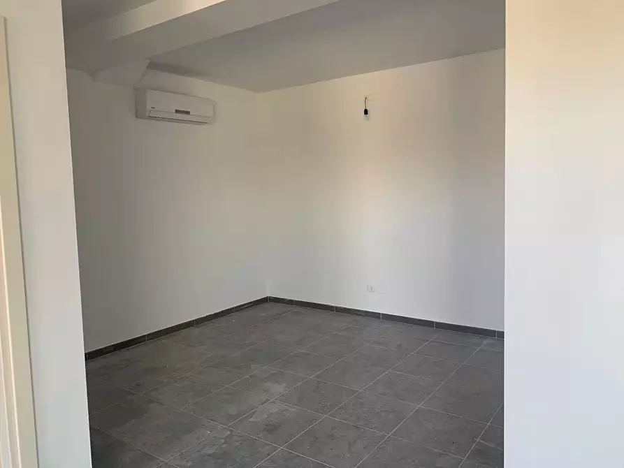 Immagine 20 di Ufficio in affitto  a Lucca