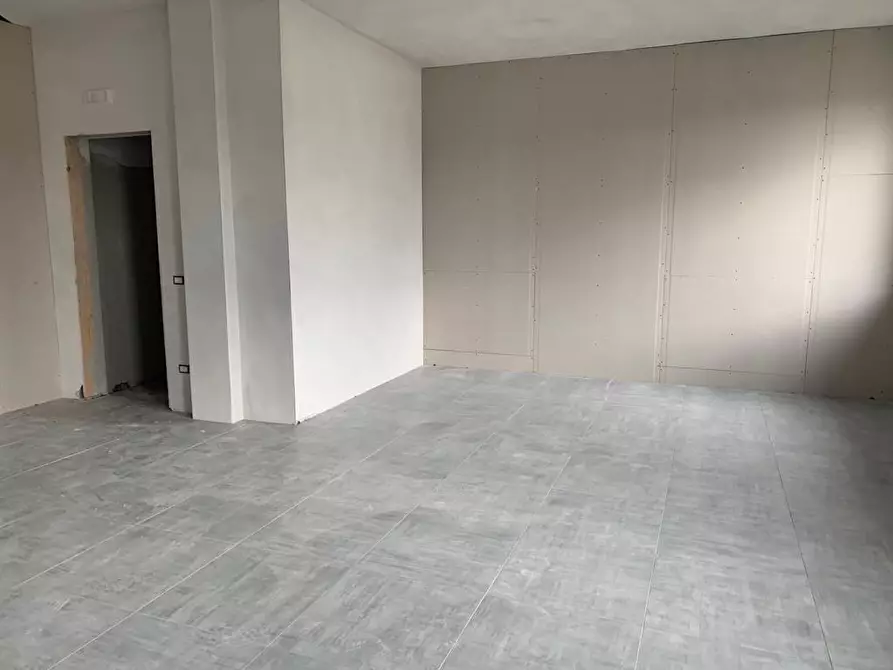 Immagine 11 di Ufficio in affitto  a Lucca