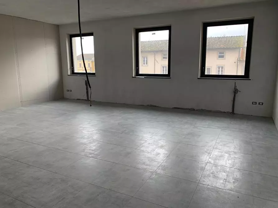 Immagine 10 di Ufficio in affitto  a Lucca