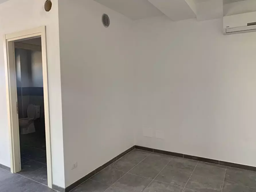 Immagine 21 di Ufficio in affitto  a Lucca