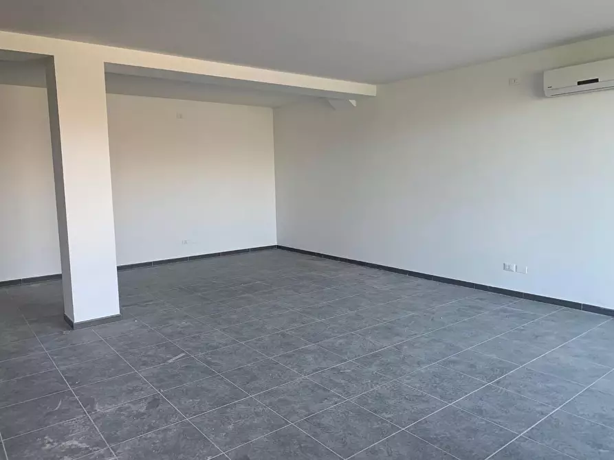 Immagine 12 di Ufficio in affitto  a Lucca