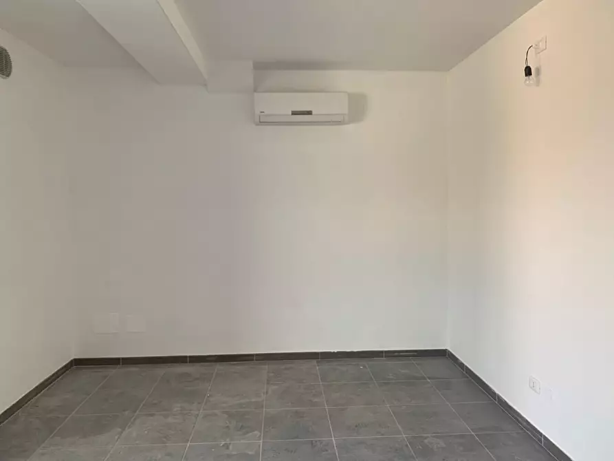 Immagine 22 di Ufficio in affitto  a Lucca