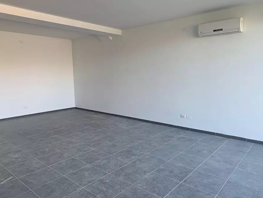 Immagine 18 di Ufficio in affitto  a Lucca