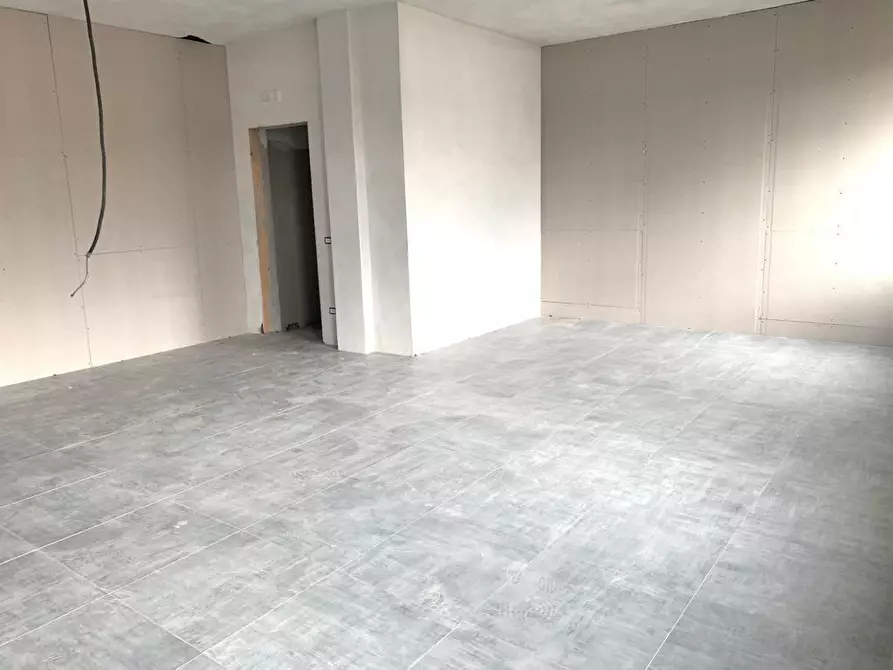 Immagine 9 di Ufficio in affitto  a Lucca