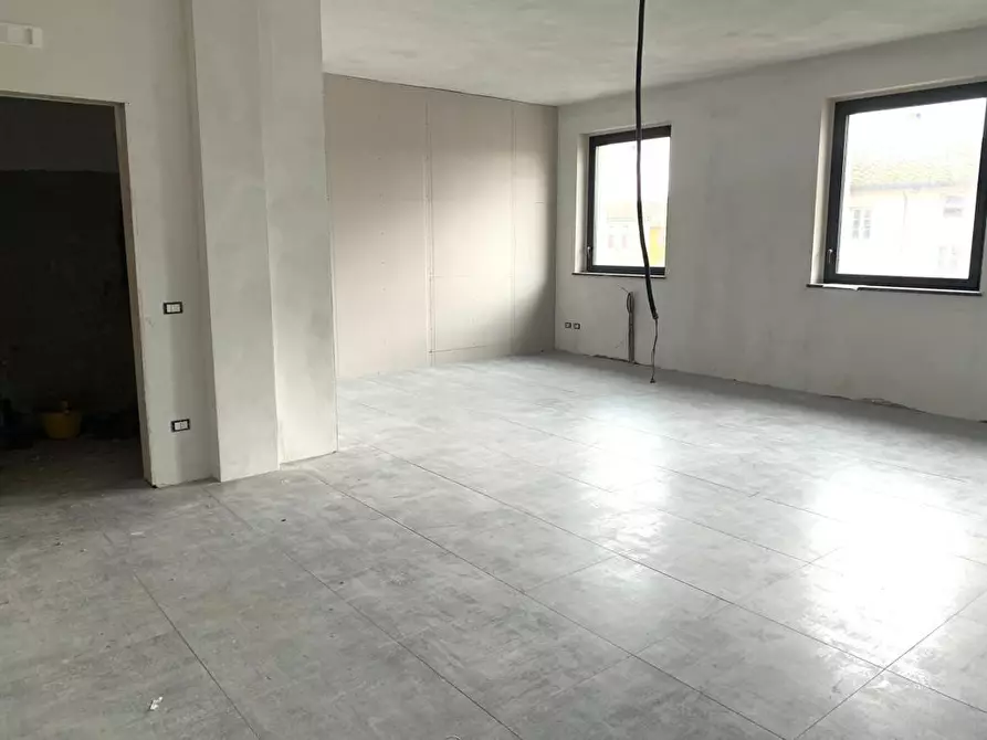 Immagine 8 di Ufficio in affitto  a Lucca