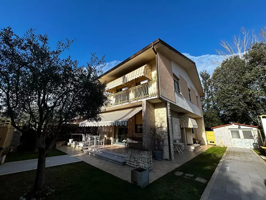 Immagine 3 di Villa in affitto  a Forte Dei Marmi