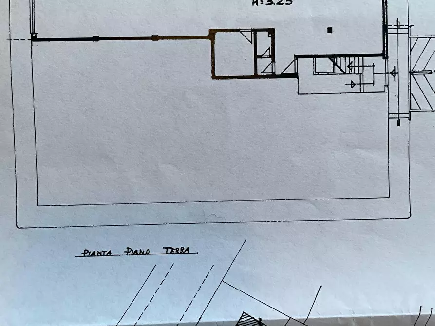 Immagine 2 di Locale commerciale in affitto  a Massa