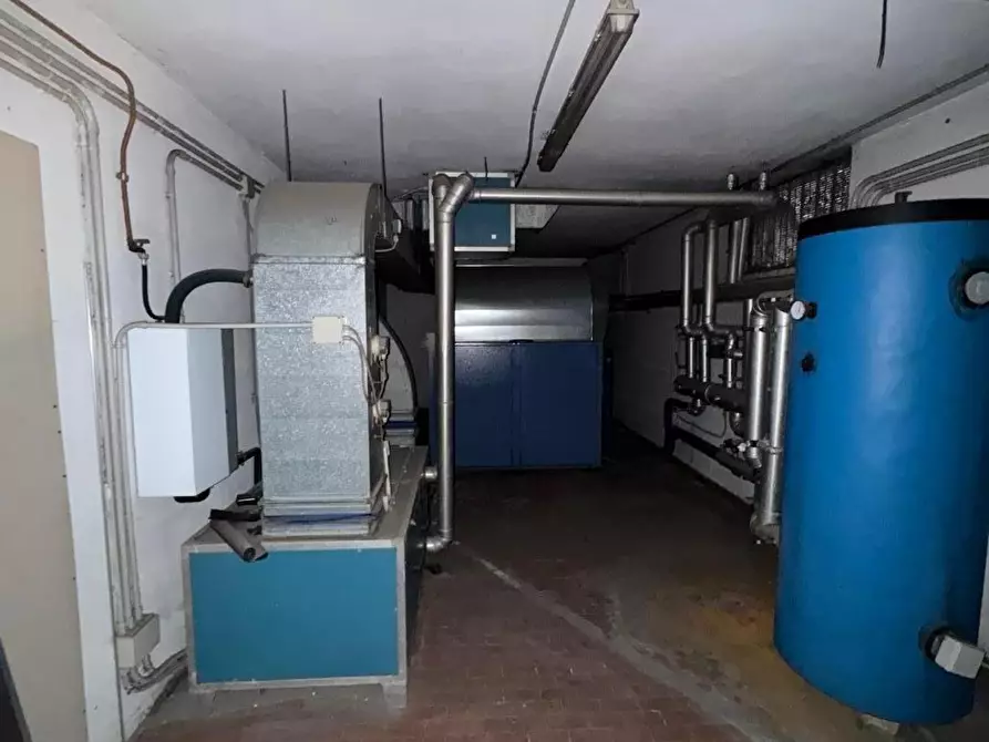 Immagine 12 di Locale commerciale in affitto  a Massa