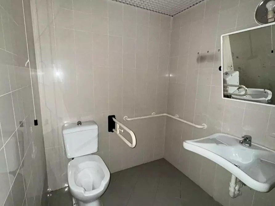 Immagine 10 di Locale commerciale in affitto  a Massa