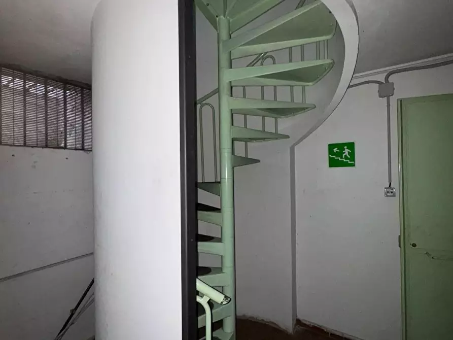 Immagine 11 di Locale commerciale in affitto  a Massa