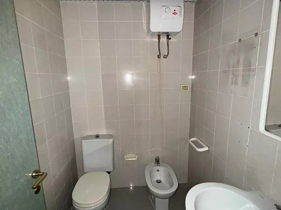 Immagine 9 di Locale commerciale in affitto  a Massa