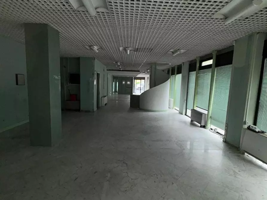 Immagine 7 di Locale commerciale in affitto  a Massa