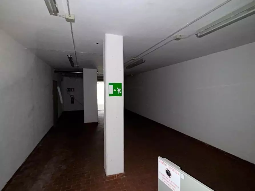 Immagine 15 di Locale commerciale in affitto  a Massa