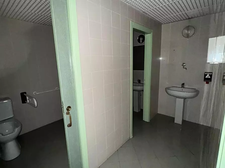 Immagine 8 di Locale commerciale in affitto  a Massa