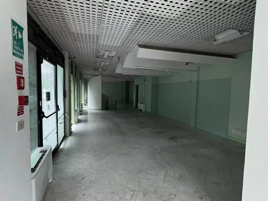 Immagine 4 di Locale commerciale in affitto  a Massa