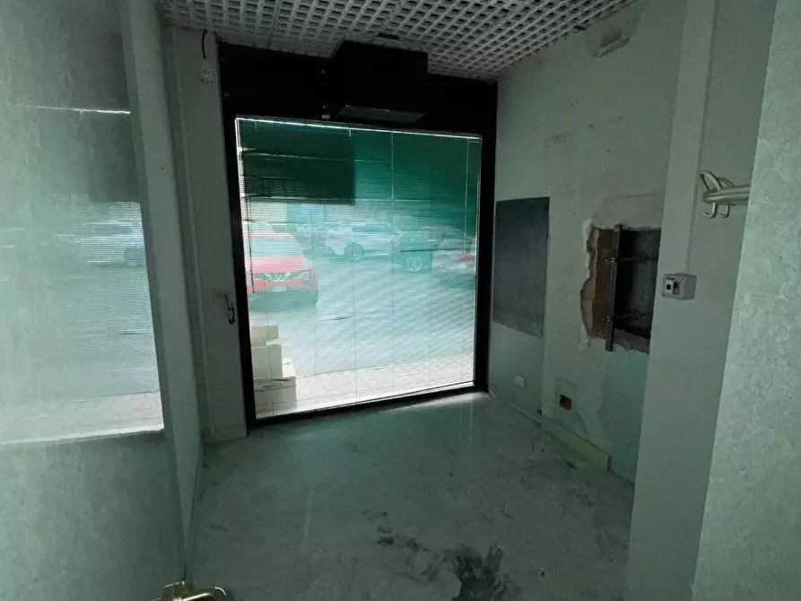 Immagine 6 di Locale commerciale in affitto  a Massa