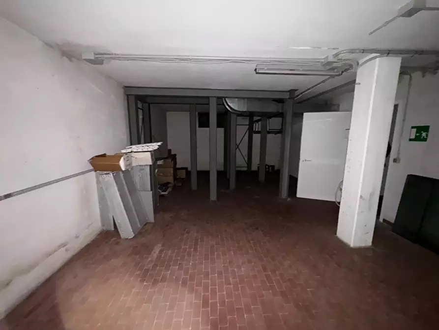 Immagine 16 di Locale commerciale in affitto  a Massa