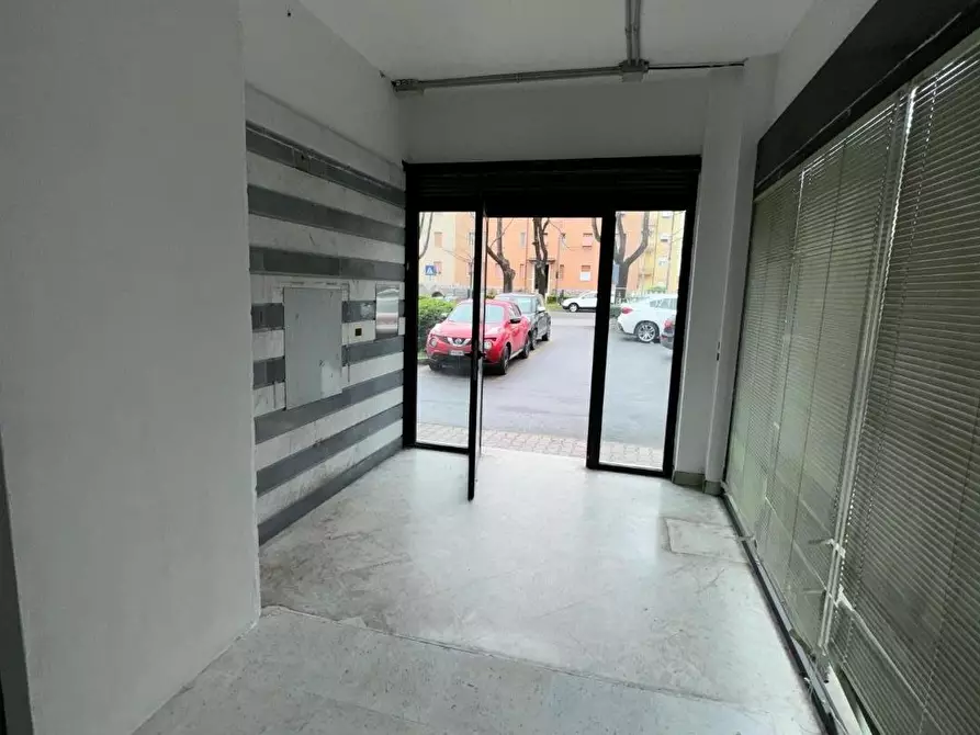 Immagine 5 di Locale commerciale in affitto  a Massa