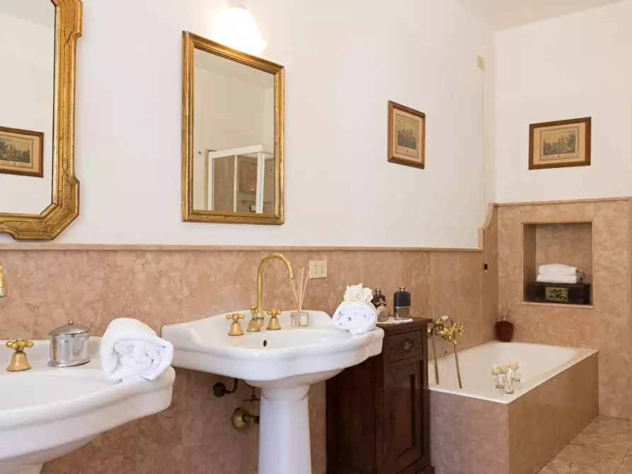 Immagine 10 di Porzione di casa in vendita  a Massa