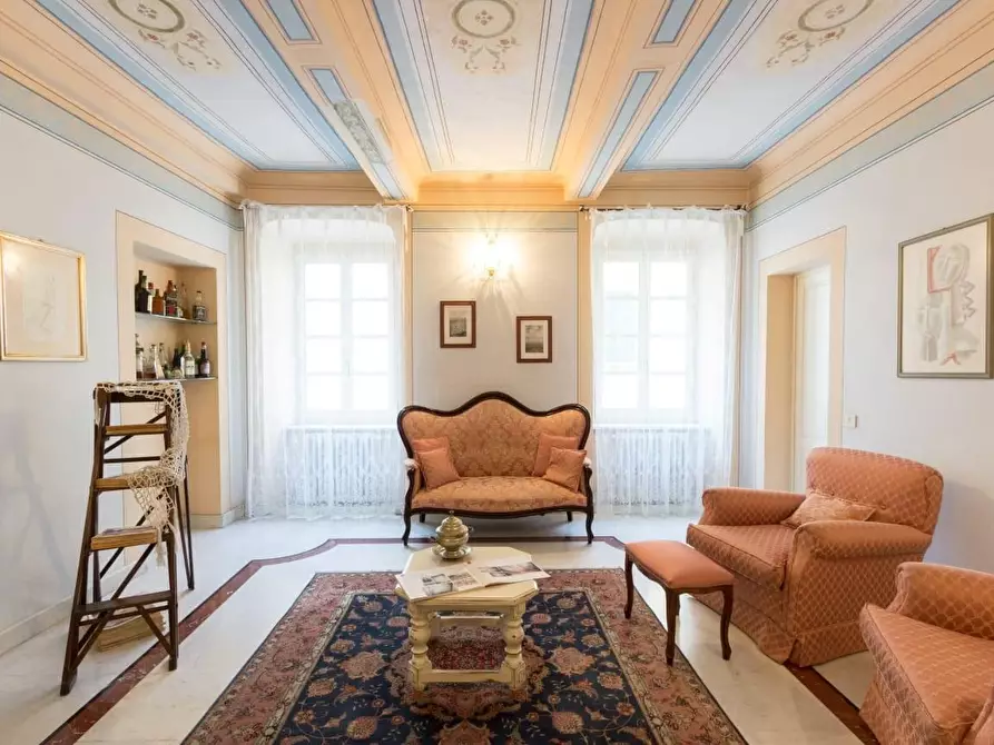 Immagine 2 di Palazzo in vendita  a Massa