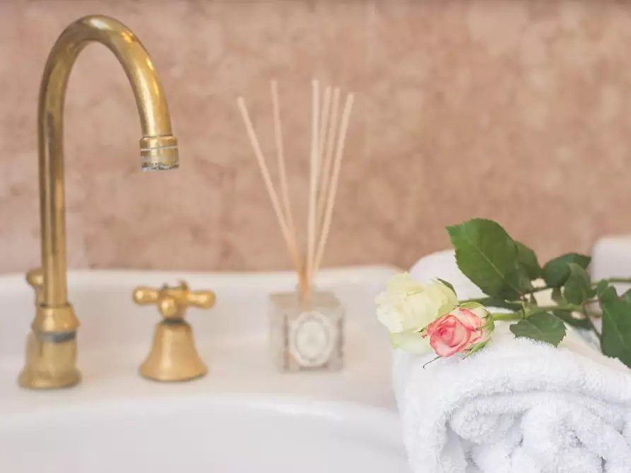 Immagine 10 di Palazzo in vendita  a Massa