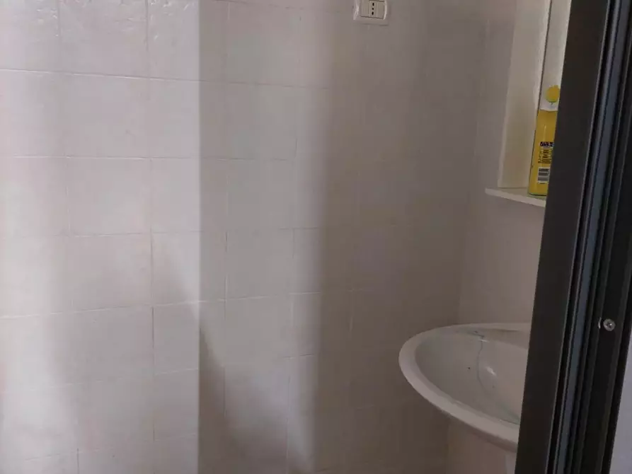 Immagine 4 di Magazzino in affitto  a Carrara