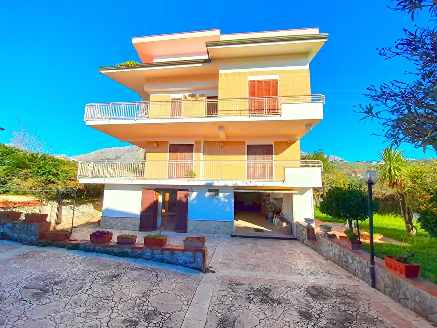 Immagine 1 di Villa in vendita  a Formia