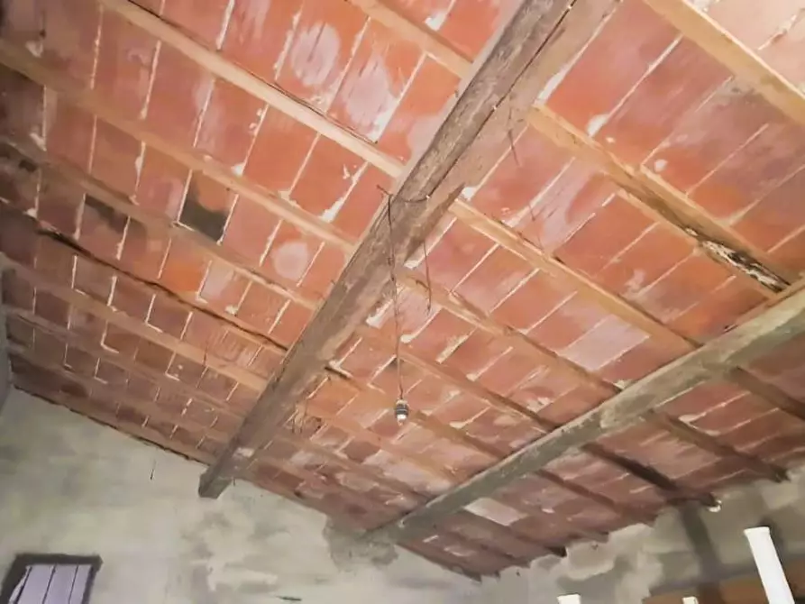 Immagine 8 di Magazzino in vendita  a Pisa